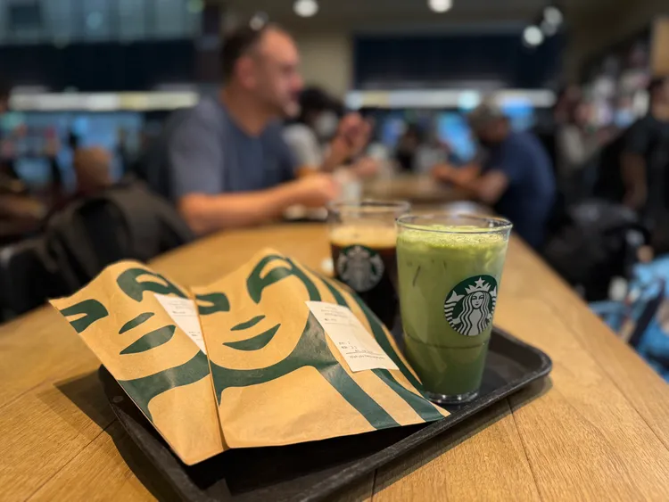 期間至星巴克店內購買2杯大杯以上容量、冰熱、口味皆一致的飲料，其中1杯就可免費招待。攝影中心