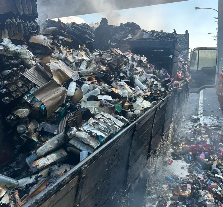 車載貨物幾乎付之一炬。翻攝畫面