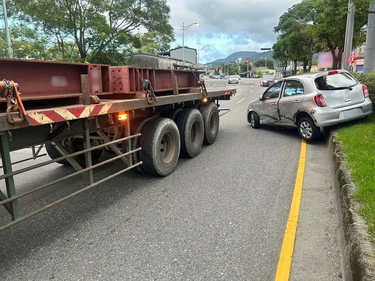 2車在彎道處不慎碰撞，導致銀色轎車失控旋轉180度。翻攝照片