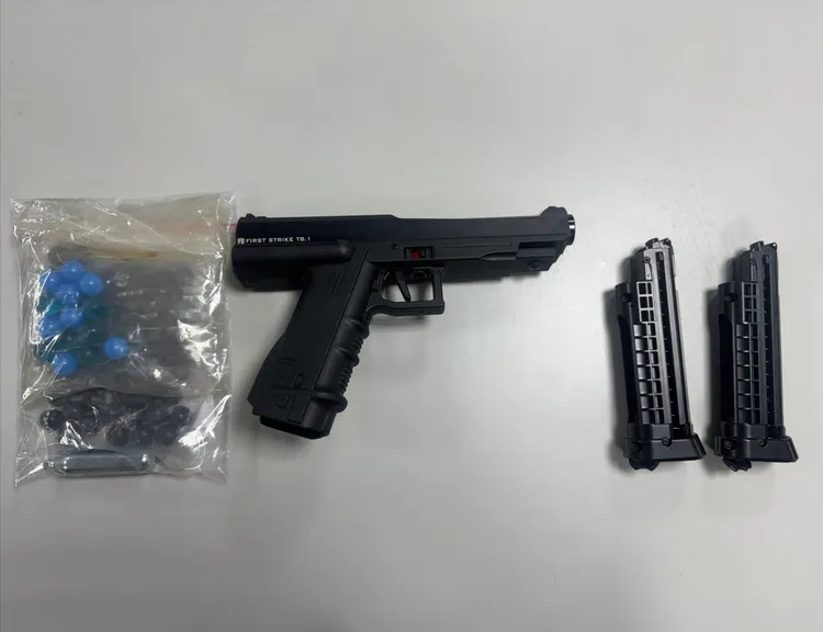 警方查扣空氣鎮暴槍。警方提供