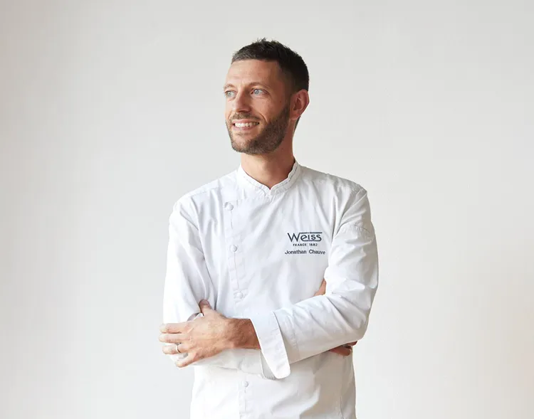 來自法國的甜點藝術家 Jonathan Chauve，為百年巧克力品牌 Chocolate Weiss 首席主廚，6/19全台唯一見面會於「Weiss巧克力甜點大師見面會」現場展演可可藝術之美。業者提供