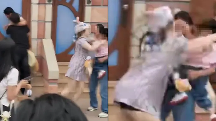 情侶中的暴力女友對站在一旁未參戰的母女檔動手。翻攝自X