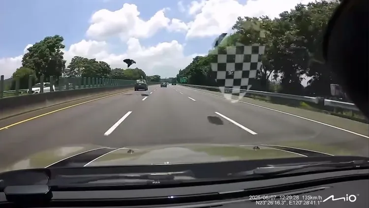貨車掉落物品，造成後方自小客車頭遭撞擊受損。翻攝畫面