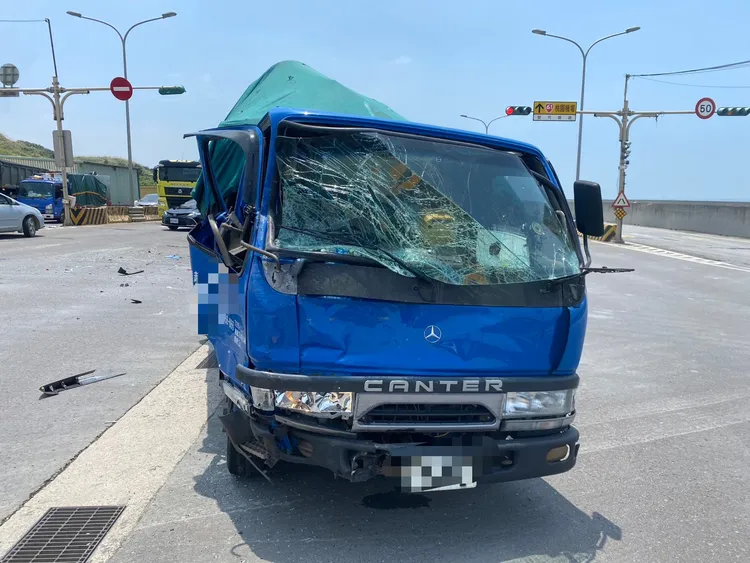 肇事小貨車。翻攝畫面