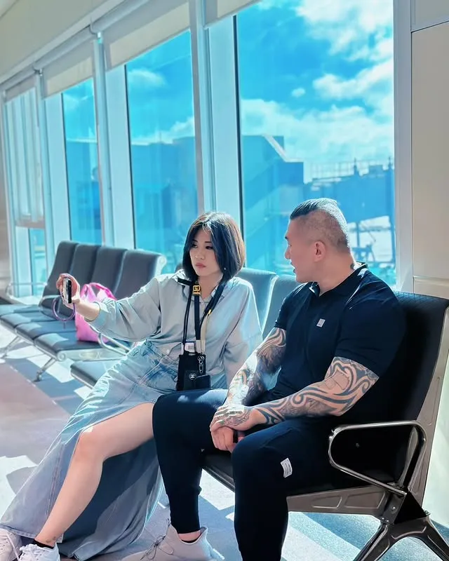 「辣妻主播」何橞瑢穿牛仔裙露出玉腿。翻攝何橞瑢IG