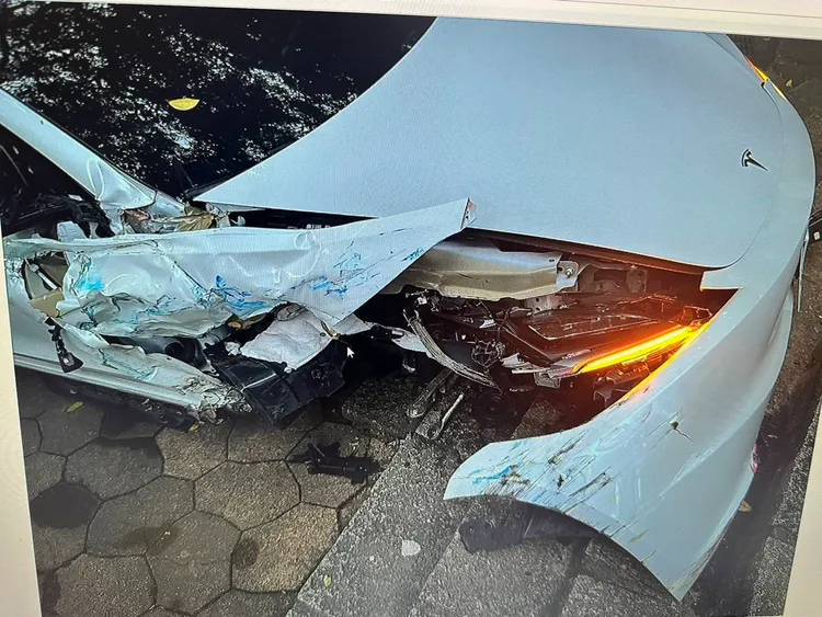 特斯拉自撞車頭嚴重毀損。警方提供