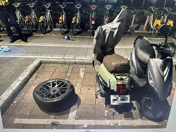 特斯拉輪胎噴飛。警方提供