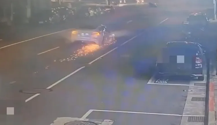 特斯拉肇事逃逸，在馬路上刮出火花。警方提供