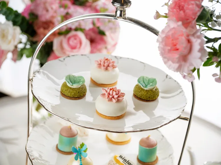 行政西點主廚趙崇曦以「花漾粉蓮」的詩意為謬思創作，匠心刻劃以夏花絢麗與蓮葉靜美的恬然畫境，演繹色彩斑斕的藝術甜點盛宴。台北文華東方酒店提供