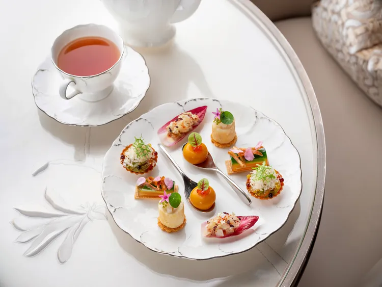 鹹點延續柔亮繽紛之符碼，文華Café新任主廚盧奕翔嚴選時令健康清爽的食材，巧妙呼應牛蒡、人蔘等的全能乳液植粹元素，創作多款外型吸睛、鹹香迷人小點。台北文華東方酒店提供