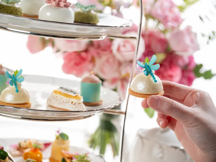 行政西點主廚趙崇曦細緻雕琢著蜻蜓翩飛以迎來入夏的盎然生命力，於舌尖感受優雅味蕾，帶來視覺與味覺的雙重享受。台北文華東方酒店提供