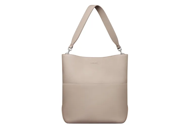 Dior Privé 米色粒面小牛皮肩背包，14萬5000元。品牌提供