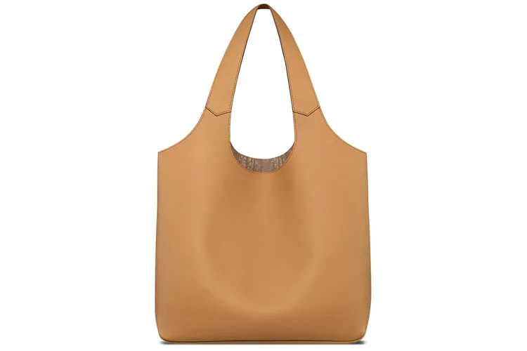 Dior Privé干邑白蘭地粒面小牛皮托特包，14萬元。品牌提供