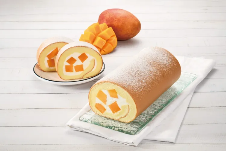 每日限量新鮮製作，亞尼克新鮮芒果捲(18cm)，售價565元。業者提供