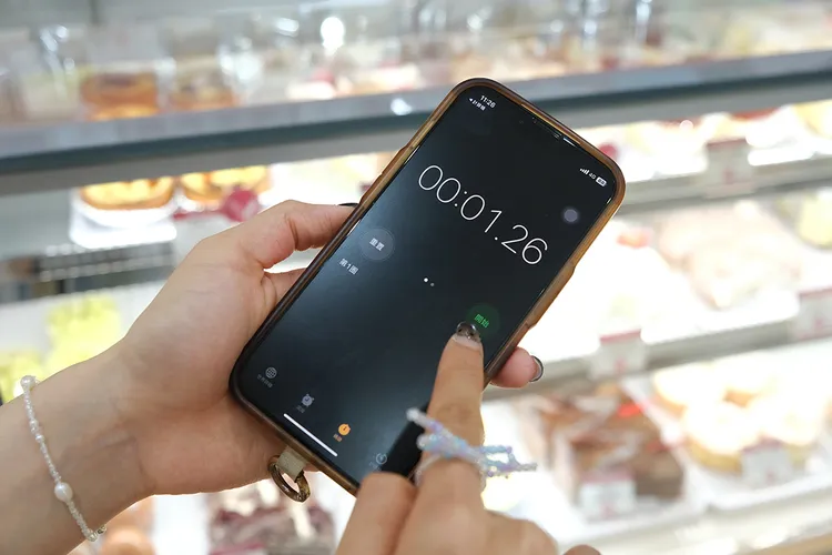 亞尼克歡慶生乳捲12週年慶超狂，快手挑戰成功「木瓜牛乳生乳捲」買1送1。業者提供