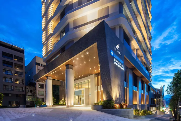 曾被CNN譽為「全球十大最美單車路線之一」的南投縣「日月潭環湖自行車道」，景色浪漫，最適合情侶騎行共度詩意時光。Booking.com提供