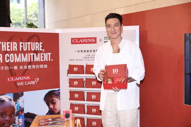 王陽明挑了禮物要回家送給老婆蔡詩芸。彭欣偉攝