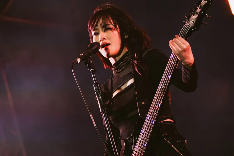 Doris是閃靈樂團團長，也是最美貝斯手。翻攝閃靈臉書