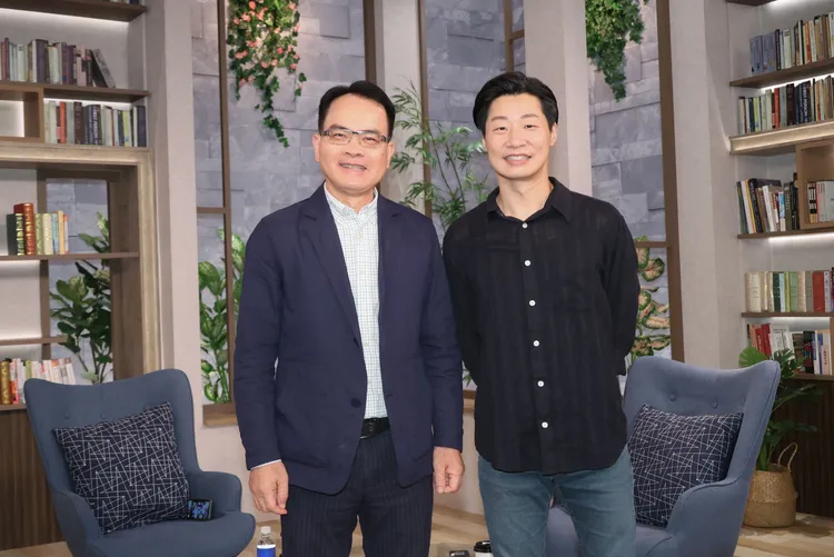 林昶佐（右）和主持人鄭弘儀無話不談。三立提供