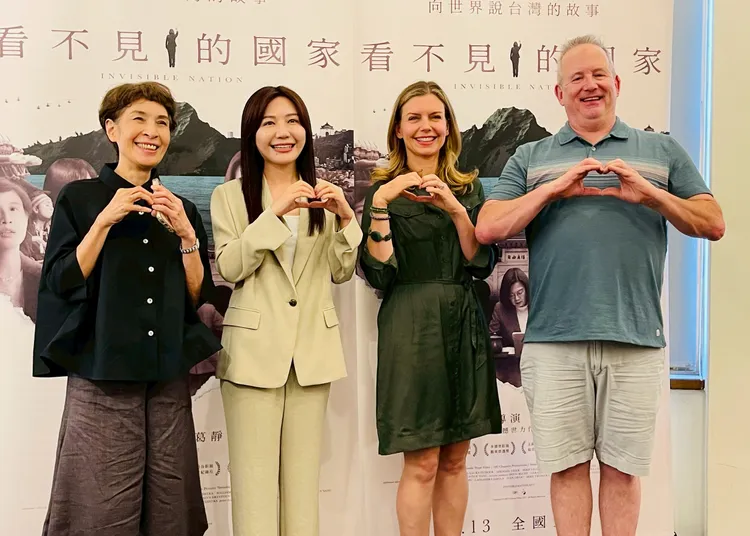 吳沛憶（左二）現身記者會。海鵬影業提供