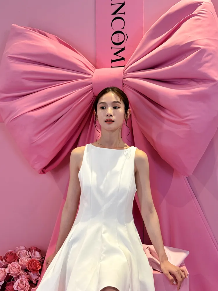 蘭蔻粉紅幸福快閃店有巨大的蝴蝶結禮盒拍照背景。張家玲攝