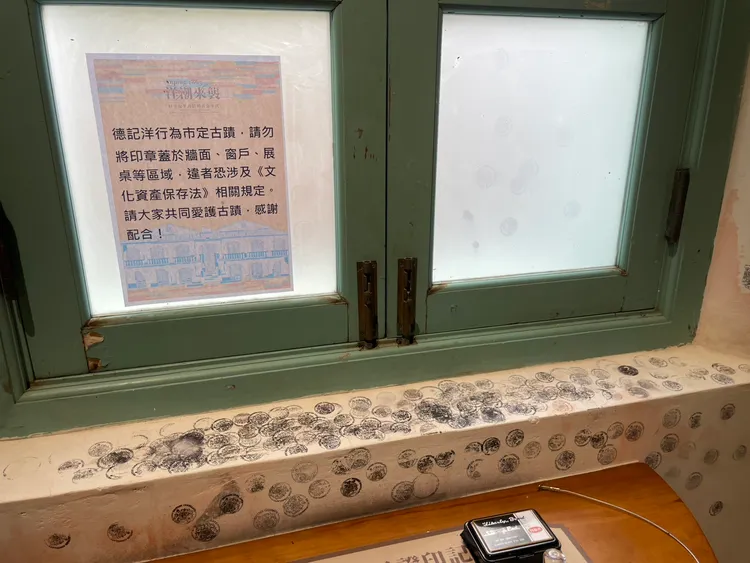 南市文化局呼於遊客要發揮公德心，目前已請匠師評估後進行修繕。民眾提供