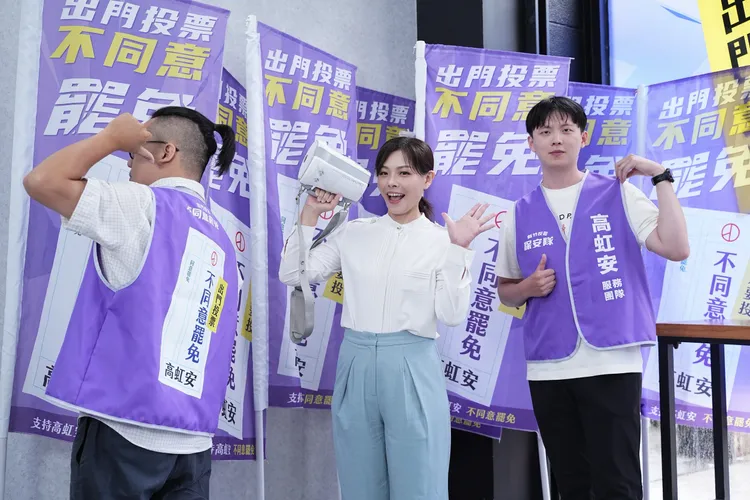 高虹安與辦公室團隊成員合影。彭欣偉攝