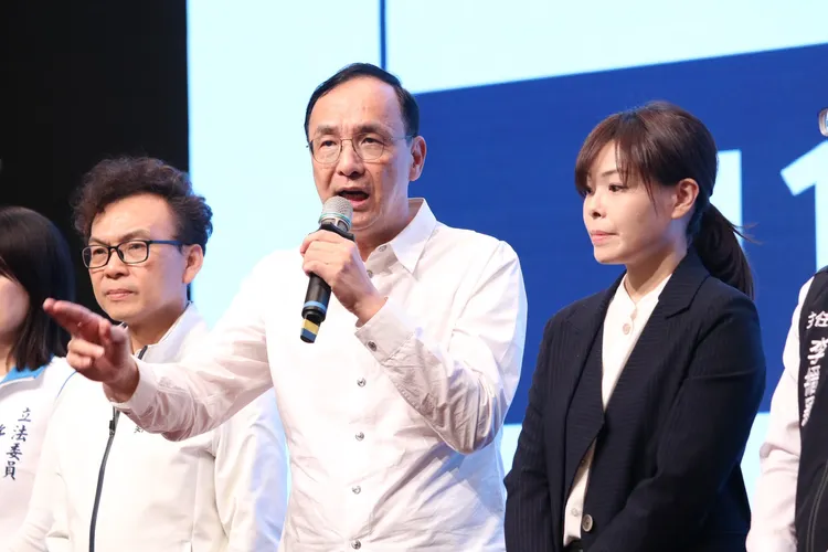 高虹安與國民黨主席朱立倫(中)、國民黨立委鄭正鈐(左)。國民黨提供