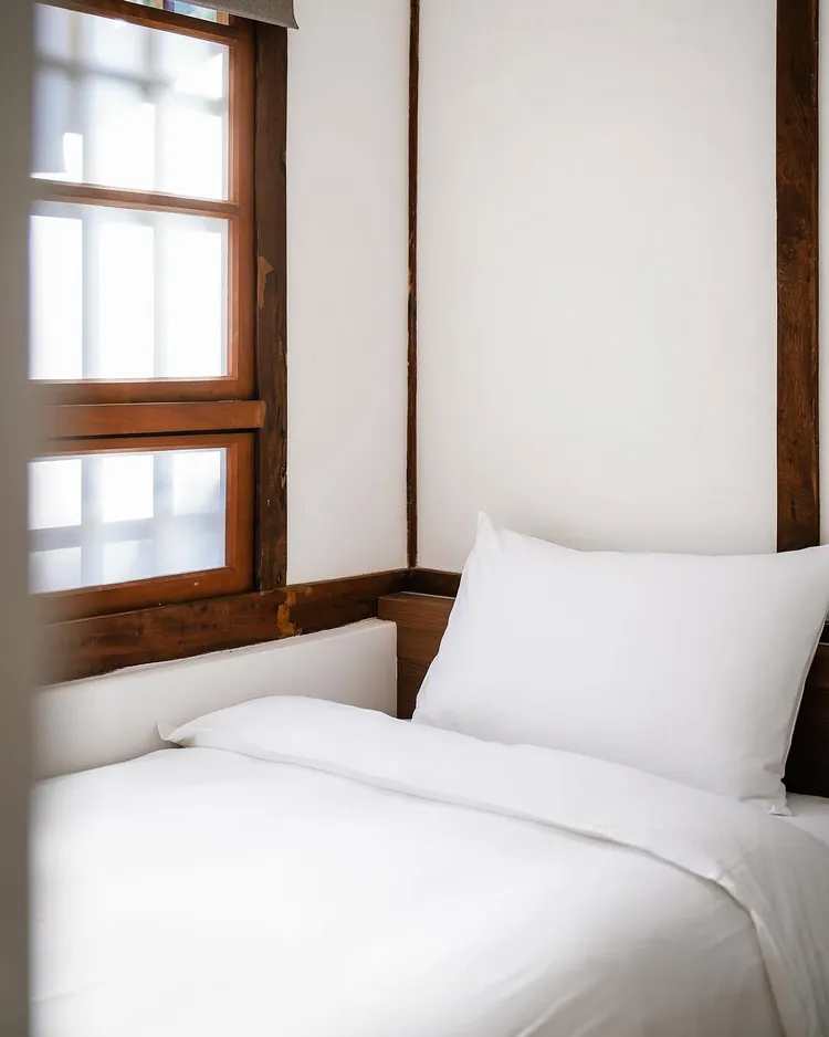 「寶桑町屋」的文創青年旅館為獨立雅房，可一人一室，在房內也能擁有入住時的隱私性。業者提供