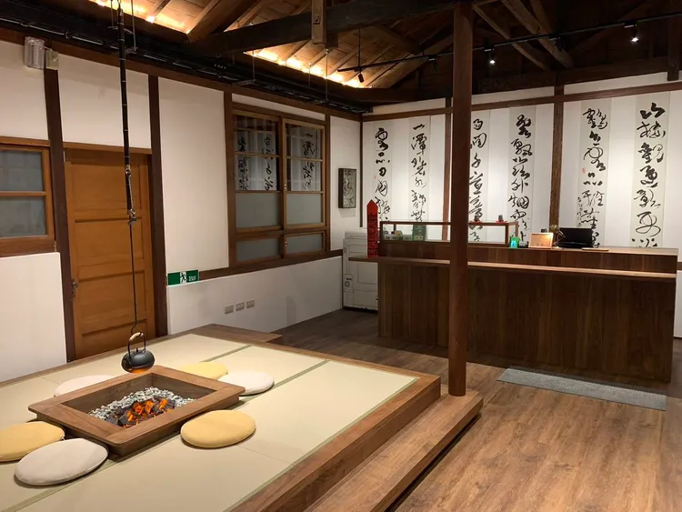 「寶桑町屋」的迎賓區域有日式榻榻米與景觀火爐，在辦理入住、退房時也能得到短暫的休憩。業者提供