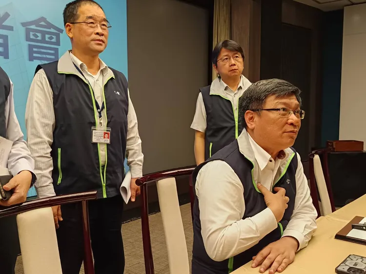 台電今天上午由董事長曾文生率各主管召開記者會，對外說明外界指控中火5部機組「無照」運轉。許麗珍攝