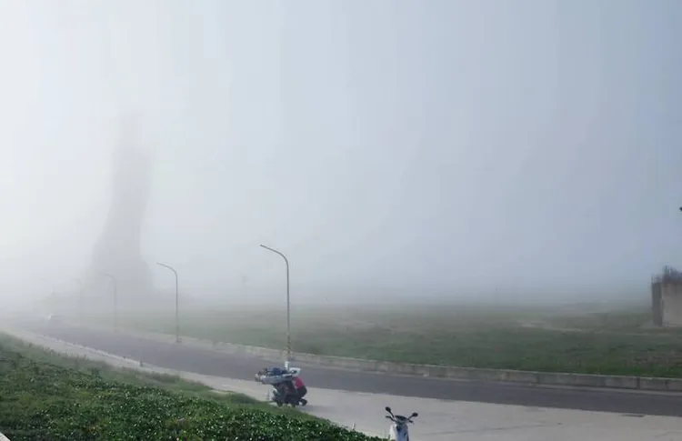 澎湖8日清晨出現局部濃霧，水氣在陽光照射下逐漸退散。中央社