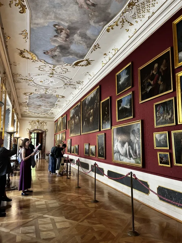 捷克文化部內有座典雅畫廊，打破傳統分類方式展出藝術作品，尊重主題和作者的可變性，讓觀者感受藝術整體氛圍。 中央社