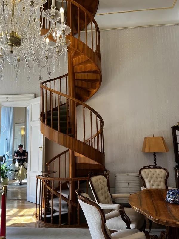 捷克文化部展現捷克深厚的人文與美學素養。圖為捷克文化部部長辦公室的螺旋階梯。 中央社