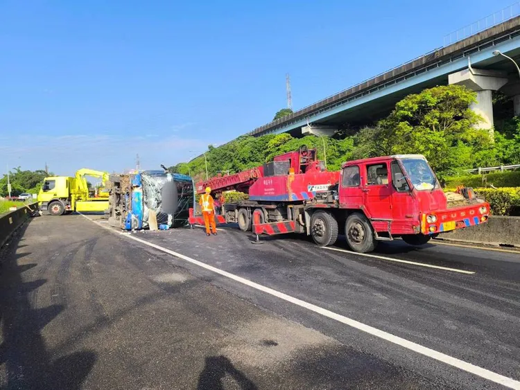 遊覽車失控自撞國道護欄，造成車頭出現嚴重損毀。翻攝照片