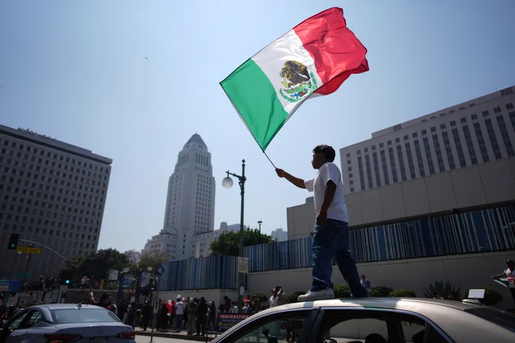 參與抗議的民眾舉著墨西哥國旗。美聯社