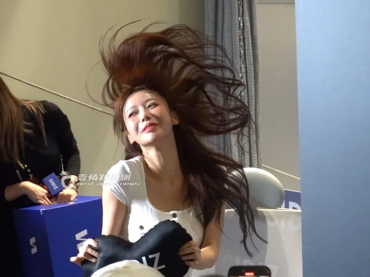 李雅英在台上熱舞、魅力四射，台下粉絲紛紛拿起手機錄影、拍照。特勤中心攝