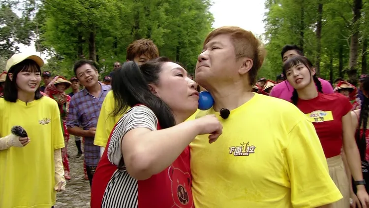 如花與胡瓜臉貼臉玩遊戲。民視提供