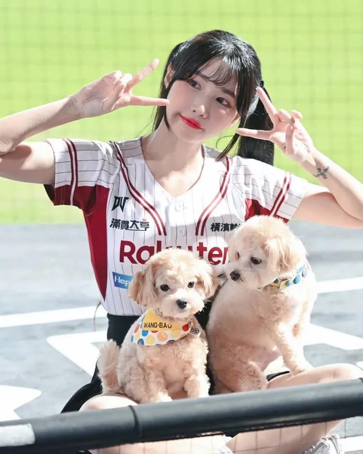 筠熹很疼愛狗兒子。翻攝筠熹IG
