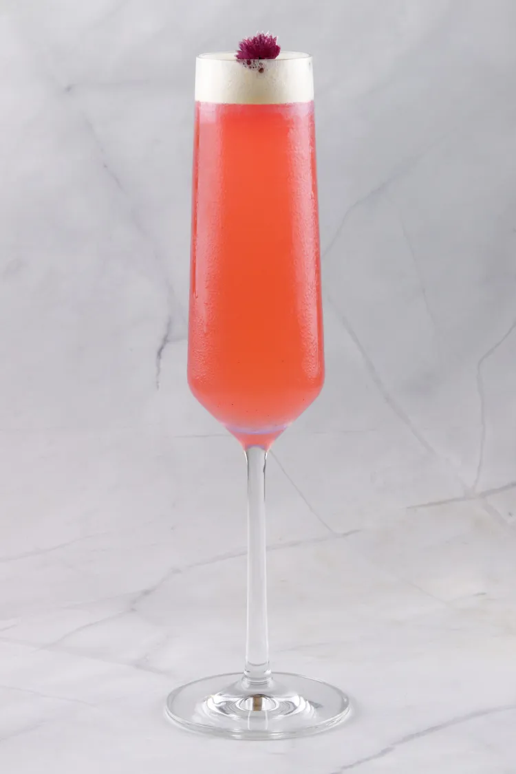 「茉香胭脂」以茉莉綠茶為骨，佐白桃果泥，香氣婉轉如夏日戀曲。業者提供