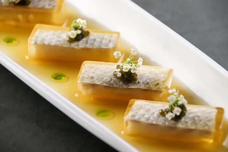 冷前菜「黑珍珠醉黃魚凍」。業者提供