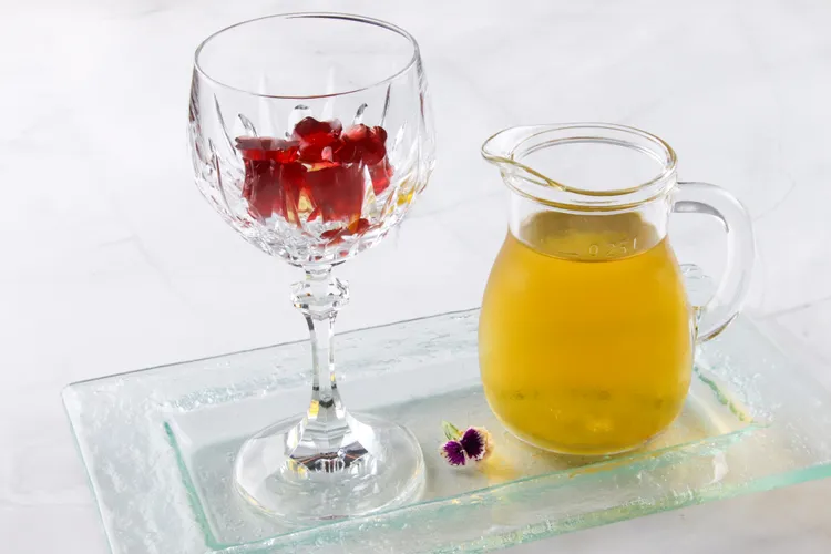 「春暖花開」融合台灣獨有金萱烏龍的淡淡奶香，交織碧螺春的青草香氣，溫潤清透，令人回味無窮。業者提供