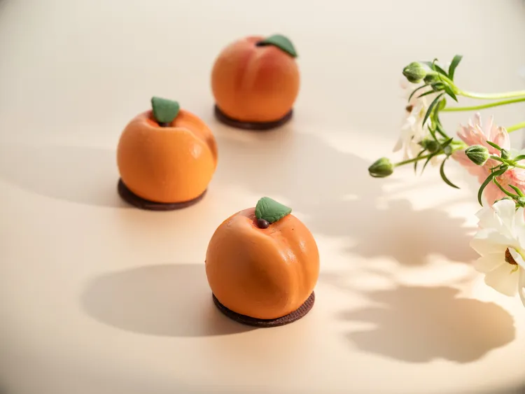 「杏桃」小蛋糕以花果香氣為靈感，恣賞清新優雅的味蕾香韻。台北文華東方酒店提供
