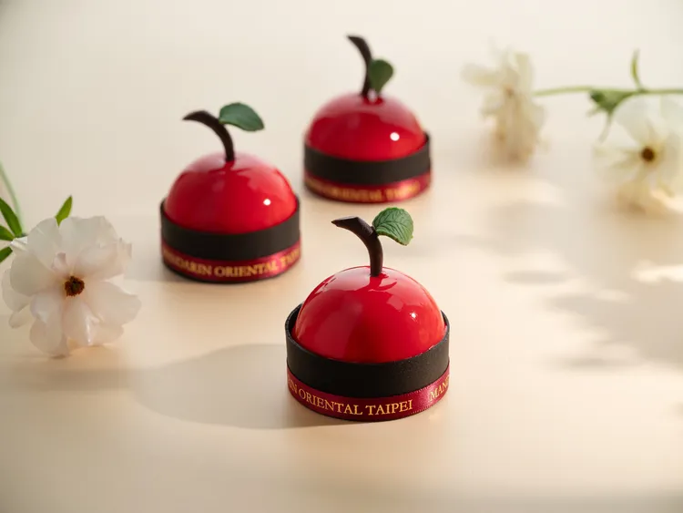 「蘋果戀曲」以豔麗雅紅的光澤詮釋初夏的柔暖繽紛，小蛋糕305元。台北文華東方酒店提供