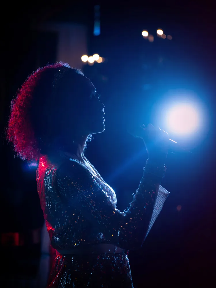 M.O. Bar「爵士之夜」，特別邀請靈魂系女伶Djavan現場演出，以渾厚嗓音與即興唱法，詮釋經典爵士金曲。台北文華東方酒店提供