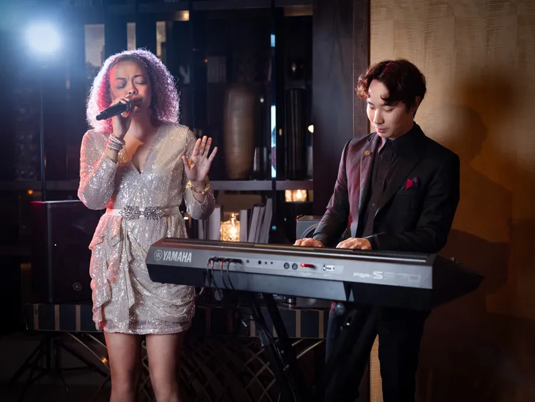 M.O. Bar「爵士之夜」，結合爵士名伶的深情吟唱，邀賓客在音樂與美酒中恣賞風格非凡的夜晚。台北文華東方酒店提供