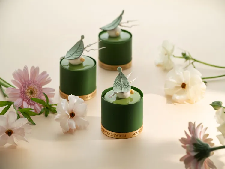 「綠意森林」小蛋糕，以焙茶蛋糕與絲滑的焙茶奶霜交織以酸甜清新的洋梨果醬，宛若於幽靜森林中細品茶香與果香交織的靜謐時光。台北文華東方酒店提供