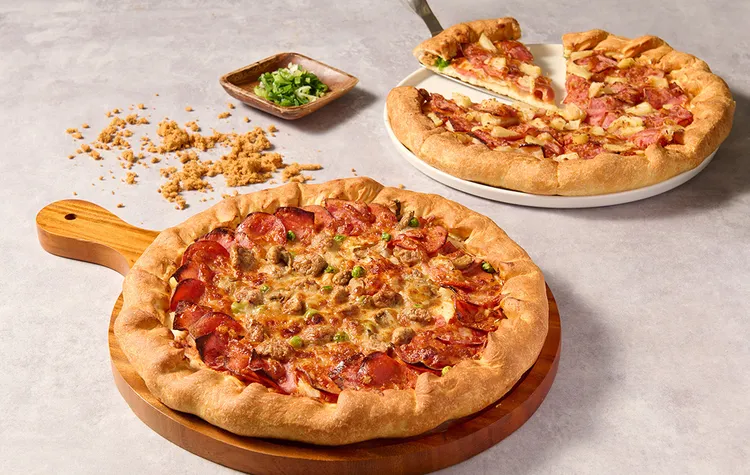  今（5日）起，凡購買任一大披薩加價60元，即可升級「蔥花肉鬆餅皮」口味。拿坡里提供