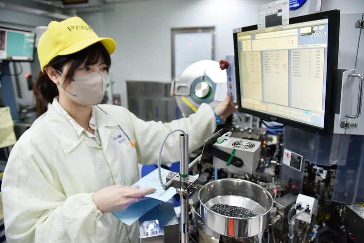 非本科系畢業的林采樂，參與勞動部委外辦理的「半導體職訓課程」，從「文組人」變身「理科人」。分署提供