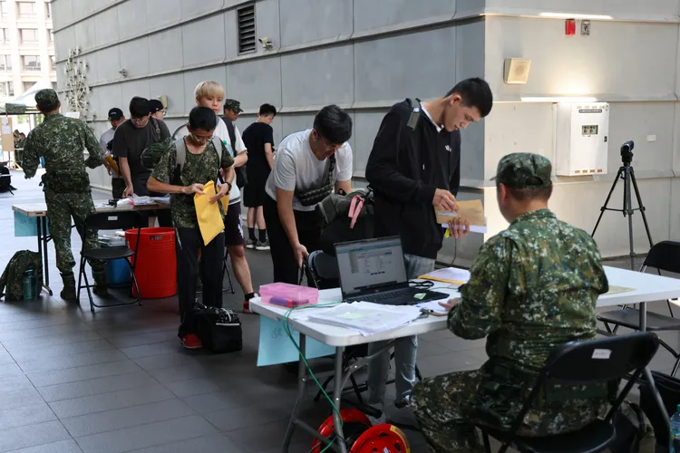 14天後備教召報到，7日在台北市內湖區的北市網球中心舉行，召員陸續辦理報到。李俊毅攝